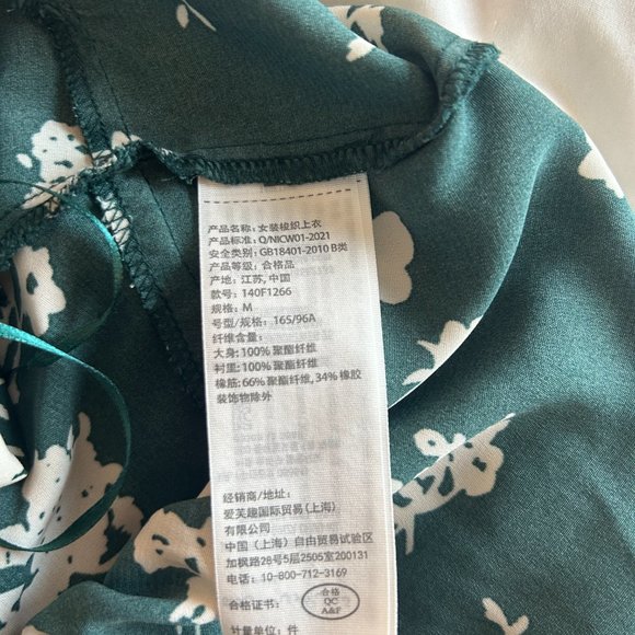 ABERCROMBIE AND FITCH - Green Floral Ruched Blouse (Size M - LIKE NEW) - Picture 3 of 6